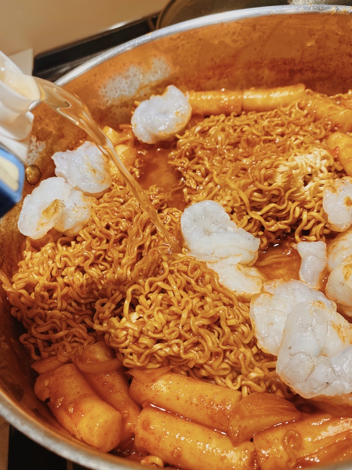 spicy shrimp rabokki cooking